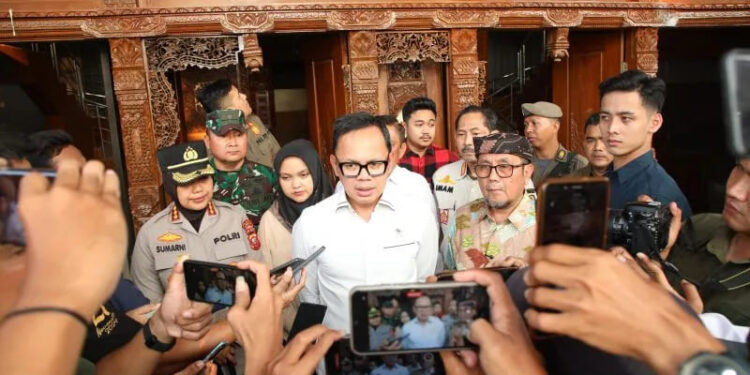 Foto : Wakil Menteri Dalam Negeri (Wamendagri) Bima Arya Sugiarto, memberikan keterangan kepada wartawan, usai  Rapat Koordinasi Kondisi Terkini Kabupaten Cirebon di Kantor Bupati Cirebon, Jawa Barat (3/9/2025). (Dok.Kemendagri)