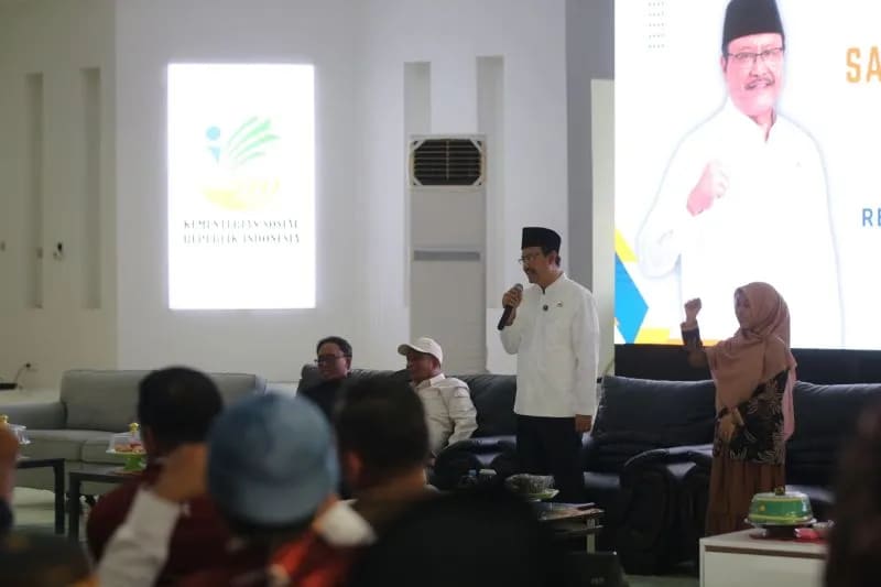 Foto : Menteri Sosial Saifullah Yusuf (kedua dari kanan) saat meninjau Sekolah Rakyat di Makassar, Jumat (5/9/2025). (Foto: Dok.Kemensos)