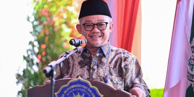 Foto : Menteri Pendidikan Dasar dan Menengah (Mendikdasmen) Abdul Mu’ti saat menghadiri peletakan batu pertama pembangunan Kampus 3 SMK Muhammadiyah Salaman, Kabupaten Magelang, Jawa Tengah. (Foto: Dok Kemendikdasmen)